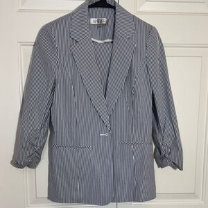 Kasper Women's Pinstripe/Seersucker two-piece pantsuit